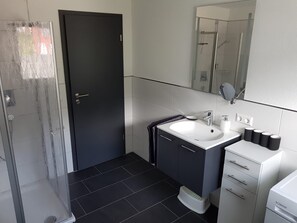 Dusj, hårføner, tøfler og håndklær