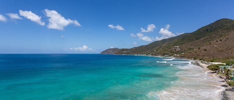 靠近海滩、沙滩椅、沙滩毛巾