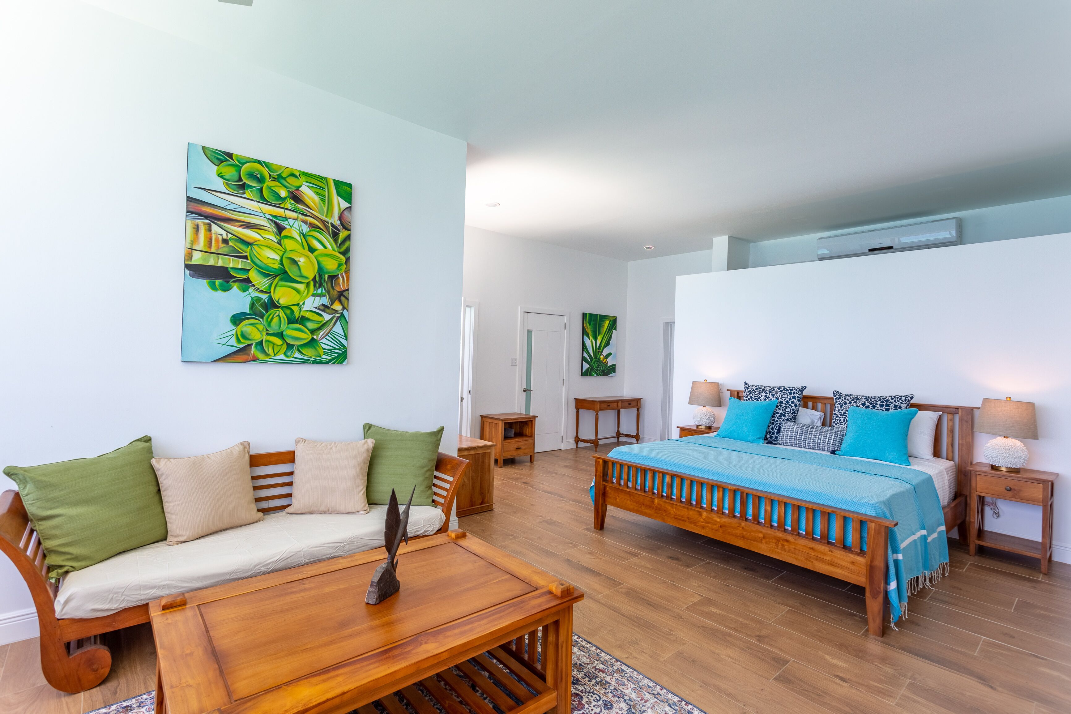 3 makuuhuonetta, tallelokero huoneessa, silitysrauta/-lauta