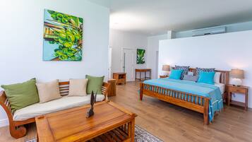 3 makuuhuonetta, tallelokero huoneessa, silitysrauta/-lauta