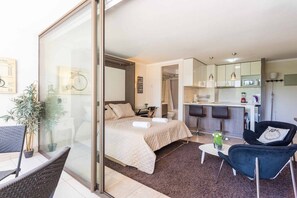 1 habitación, tabla de planchar con plancha, wifi y ropa de cama 