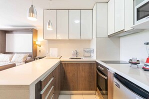 Fridge, microwave, oven, stovetop - Wynwood Studio - Pool, Gym, Mall & Wifi (Vitacura)