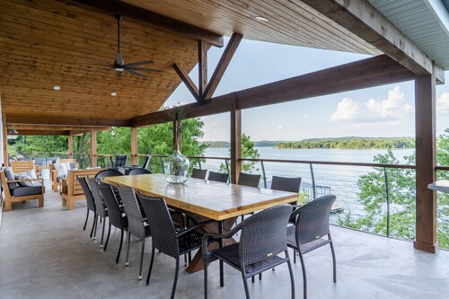 Water Front Lake House On Waters Edge With Extra Large Hot tub & Outdoor Space.