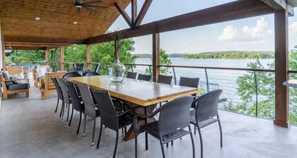 Water Front Lake House On Waters Edge With Extra Large Hot tub & Outdoor Space.