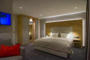 Dobbeltrom – deluxe | Safe på rommet, individuelt dekorert og skrivebord