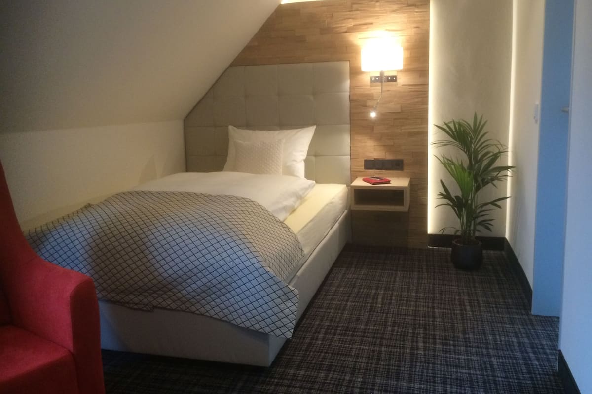 Quarto solteiro luxo | Cofres nos quartos, escrivaninha, espaço de trabalho para notebook