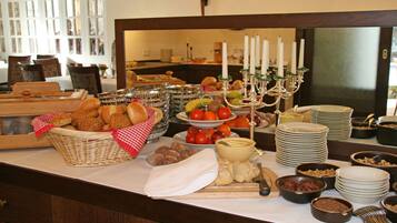 Tägliches Frühstücksbuffet gegen Gebühr