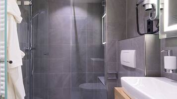 Deluxe-Einzelzimmer | Badezimmer | Haartrockner, Bademäntel, Hausschuhe, Handtücher