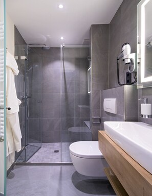 Deluxe-Einzelzimmer | Badezimmer | Haartrockner, Bademäntel, Hausschuhe, Handtücher