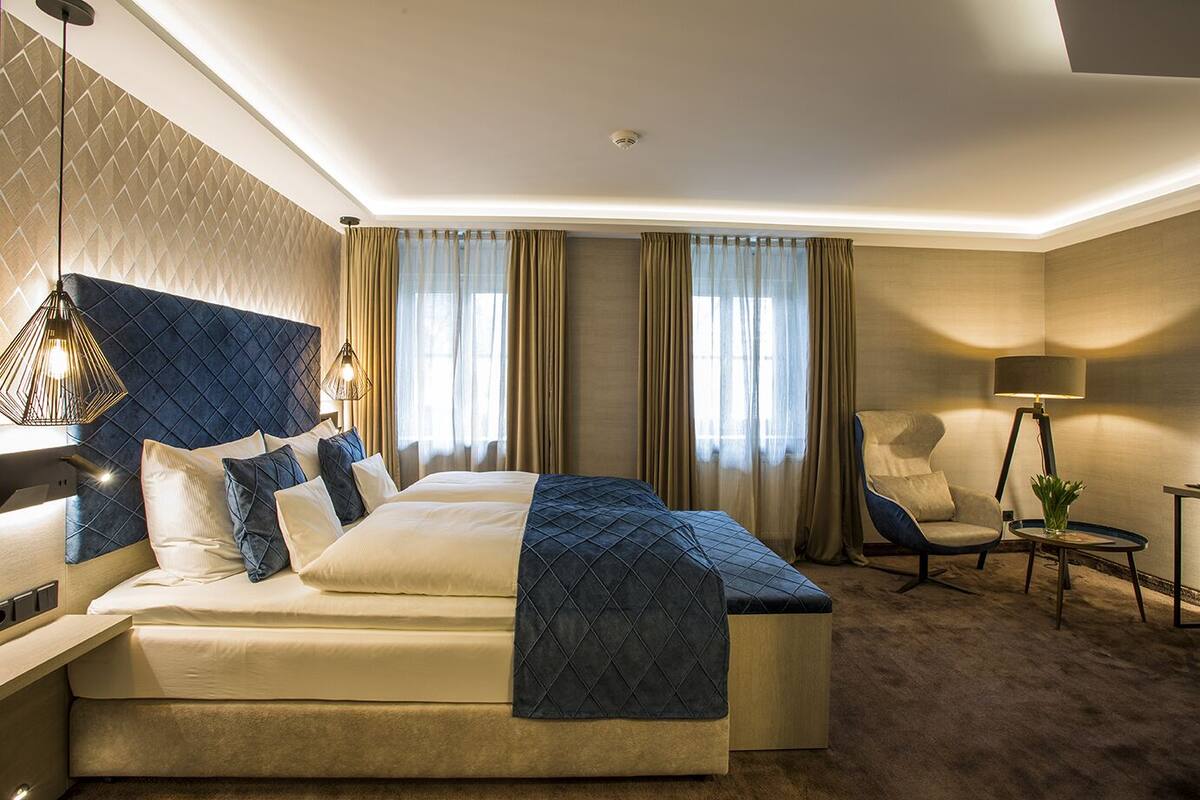 Quarto casal luxo | Cofres nos quartos, escrivaninha, espaço de trabalho para notebook