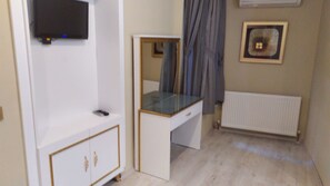 设计三人房 | 迷你吧、隔音、免费 WiFi、床单