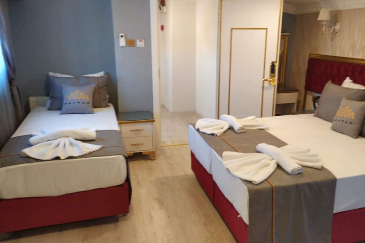 Kamar Triple Desain | Minibar, kedap suara, Wi-Fi gratis, dan seprai linen