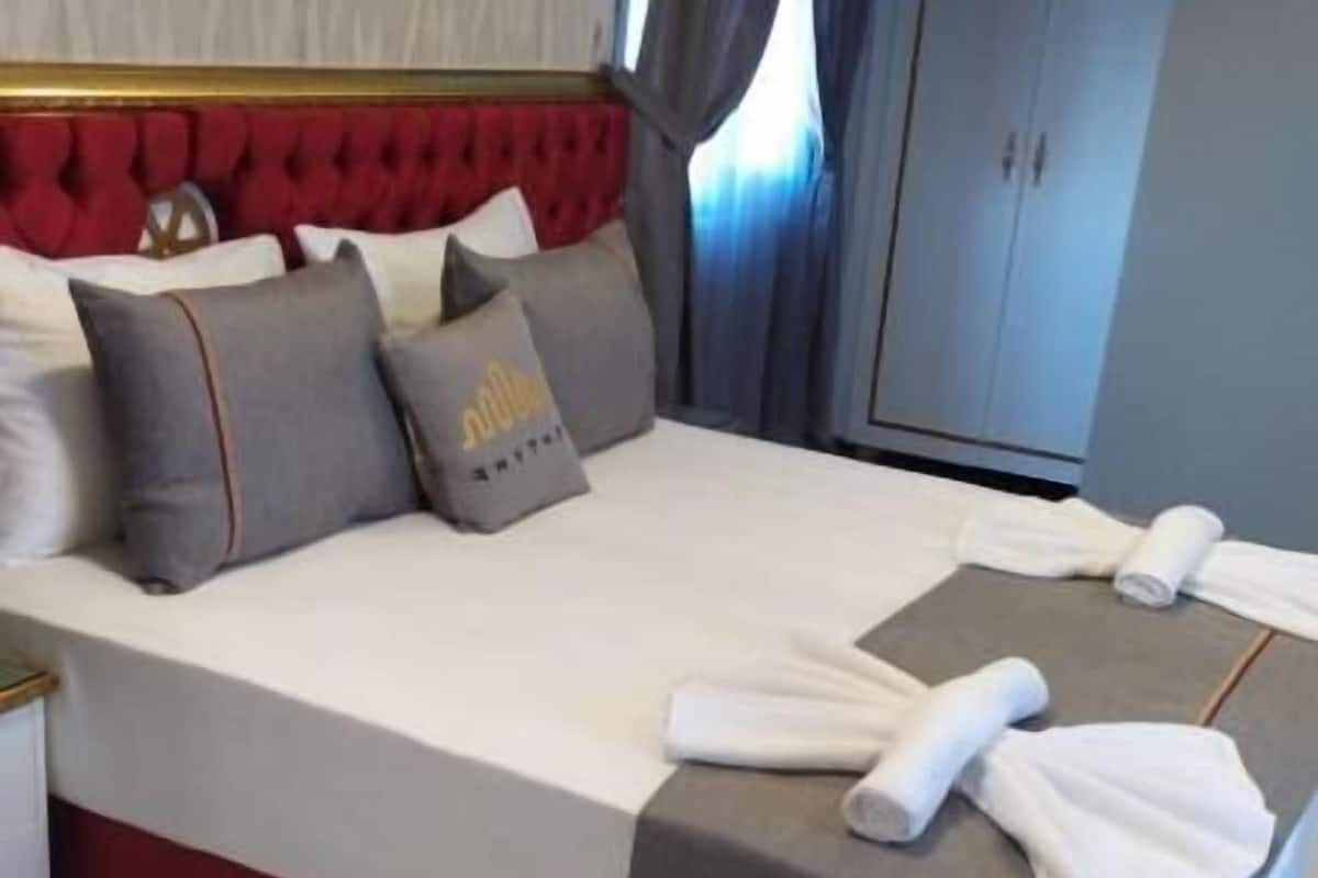 Minibar, kedap suara, Wi-Fi gratis, dan seprai linen