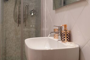 Een douche, een haardroger, een bidet, handdoeken