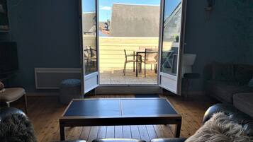 Smart TV, books, stereo, offices