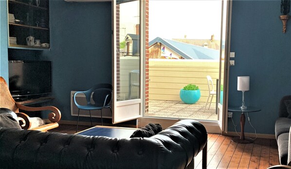 TV connectée, livres, chaîne hi-fi, espaces bureaux