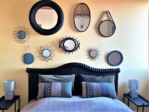 3 soverom, skrivebord, strykejern/-brett og reiseseng for barn