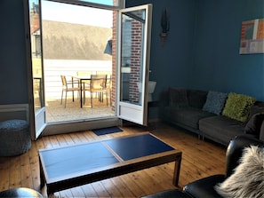 Smart TV, books, stereo, offices