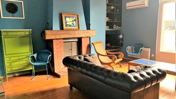 TV connectée, livres, chaßne hi-fi, espaces bureaux