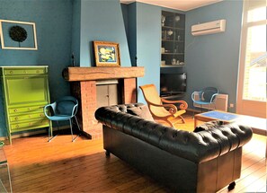 TV connectée, livres, chaîne hi-fi, espaces bureaux