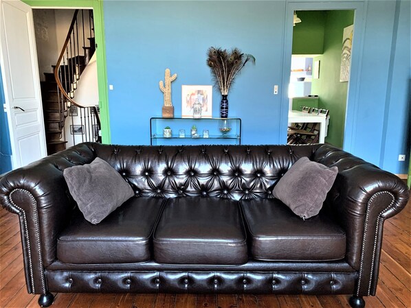 Smart-tv, bøger, stereoanlæg, kontorer