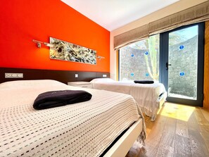 3 slaapkamers, een strijkplank/strijkijzer, reisbedje, gratis wifi