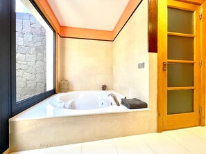 Een douche, een bubbelbad, een haardroger, een bidet