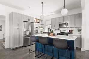 Frigorifero, microonde, forno, piano cottura