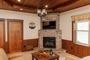 Luxury-Suite, 1 King-Bett | Wohnbereich | Kamin