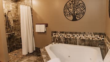 Suite de lujo, 1 cama de matrimonio | Baño | Artículos de higiene personal gratuitos, secador de pelo y toallas