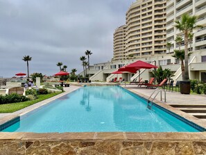 Een buitenzwembad, een verwarmd zwembad