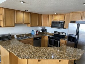 Een koelkast, een magnetron, een oven, een kookplaat