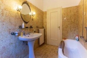 Apartment, 3 Schlafzimmer | Badezimmer | Badewanne und Dusche (separat), Regendusche, Haartrockner, Bidet