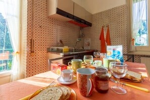Apartment, 3 Schlafzimmer | Essbereich im Zimmer