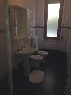 Apartment, 1 Bedroom | Bathroom | Shower, rainfall showerhead, hair dryer, bidet - Perasso 4 (Rapallo)