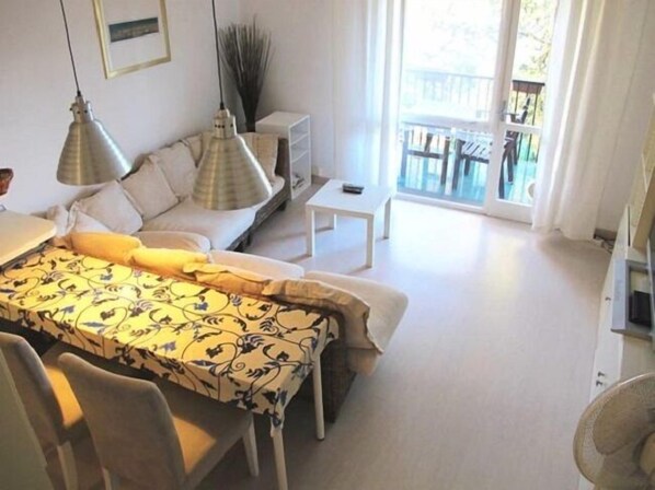 Apartment, 2 Schlafzimmer | Wohnbereich | Fernseher