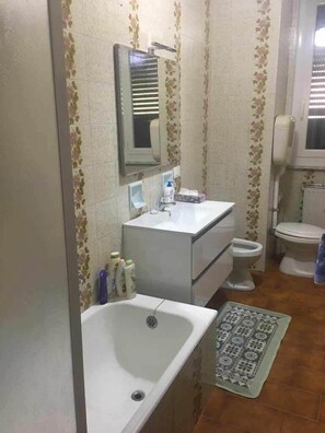 Leilighet, 3 soverom | Bad | Separat badekar og dusj, regndusjhode, hårføner og bidé