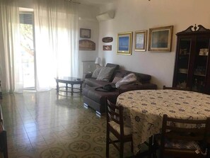 Apartment, 3 Schlafzimmer | Wohnbereich | Fernseher