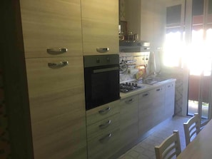 Appartement, 3 chambres | Cuisine privée | Grand réfrigérateur, micro-ondes, four, plaque de cuisson