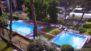 A residential area with two swimming pools, surrounded by trees and a small lawn. - Casa di Giò (Rapallo)