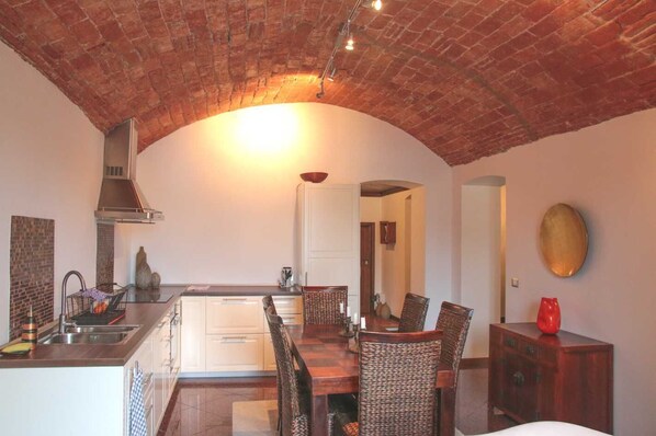 Apartment, 2 Schlafzimmer | Essbereich im Zimmer