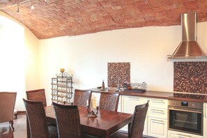 Apartment, 2 Schlafzimmer | Essbereich im Zimmer