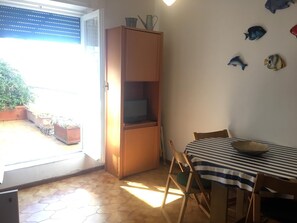 Appartement, 1 chambre | Restauration dans la chambre