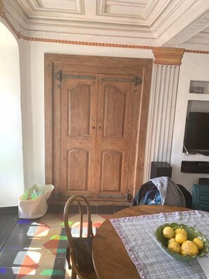 Apartment, 1 Schlafzimmer | Essbereich im Zimmer