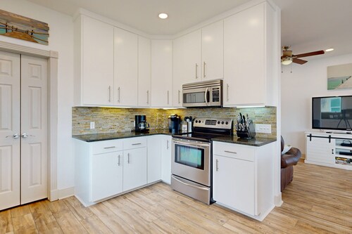 Shared Pool, Boardwalk to Beach, Golf Cart Included, Pet Friendly