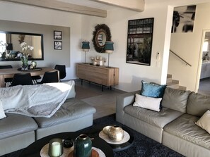 Televisión, reproductor de DVD, tenis de mesa y libros 