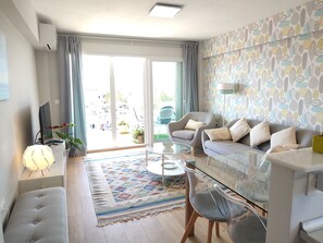 TV connectée, livres, espaces bureaux