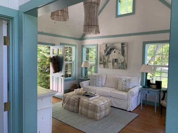 TV - The Farmhouse - Mountain Vineyard Getaway on the Highlands Plateau (Scaly Mountain)