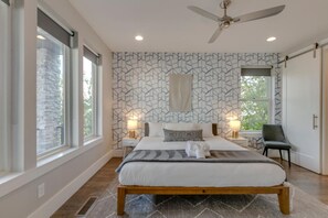 5 Schlafzimmer, Schreibtisch, Bügeleisen/Bügelbrett, Reisekinderbett