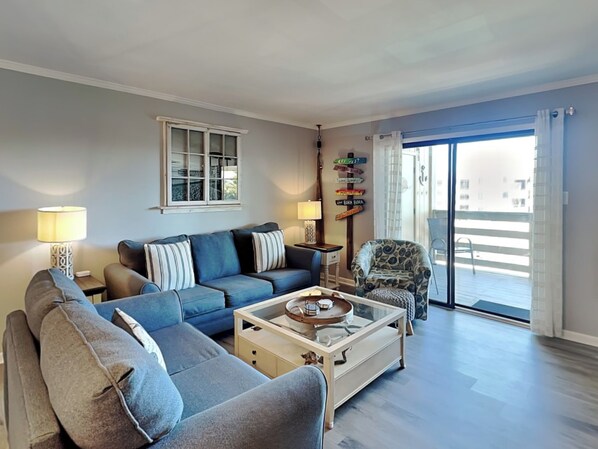 TV - Spacious w/ Large Deck Overlooking The Pool! Beach Access! (Tybee Island)